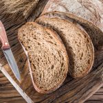 1 lát bánh mì đen bao nhiêu calo? Bánh mì đen giảm cân không?